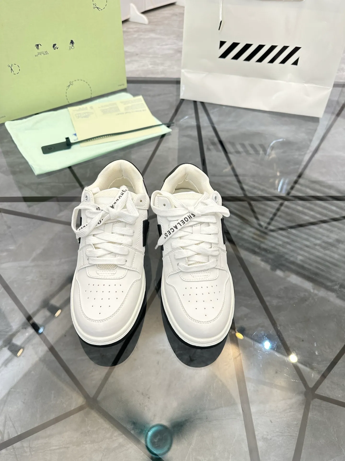 Selling men's shoes 💰: 💰P560¥ High-end top quality (leather buckle plus 10) Product trademark: OFF WHITE * "OFF WHITE*" low-top casual shoes Regular size: 35-45 (can be customized to 46) Couple style Product material: imported first-layer cowhide leather upper, breathable lining, original outsole. No.: H203